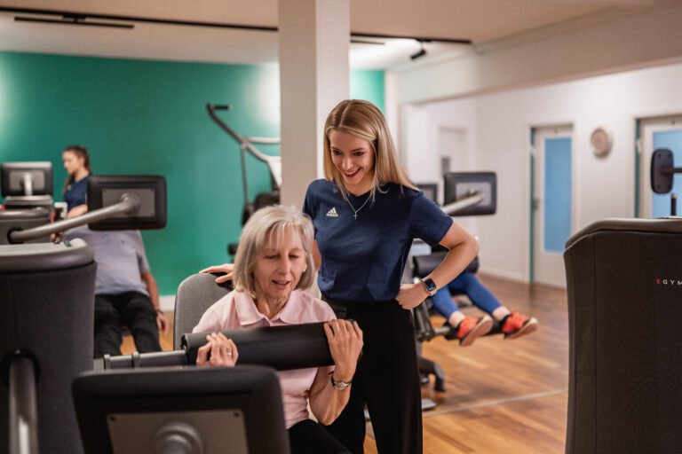 Fitnessbereich an den Geräten im Reha Med Traunstein