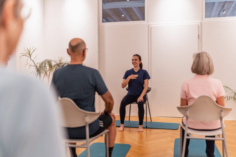 Kursteilnehmer beim Training im Kursraum von Reha Med Traunstein